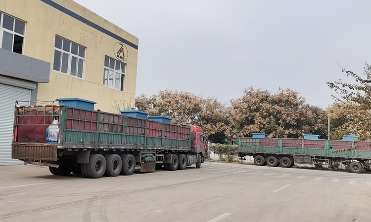 山東礦安機(jī)電兩車(chē)液壓帶式給煤機(jī)裝車(chē)發(fā)往內(nèi)蒙古